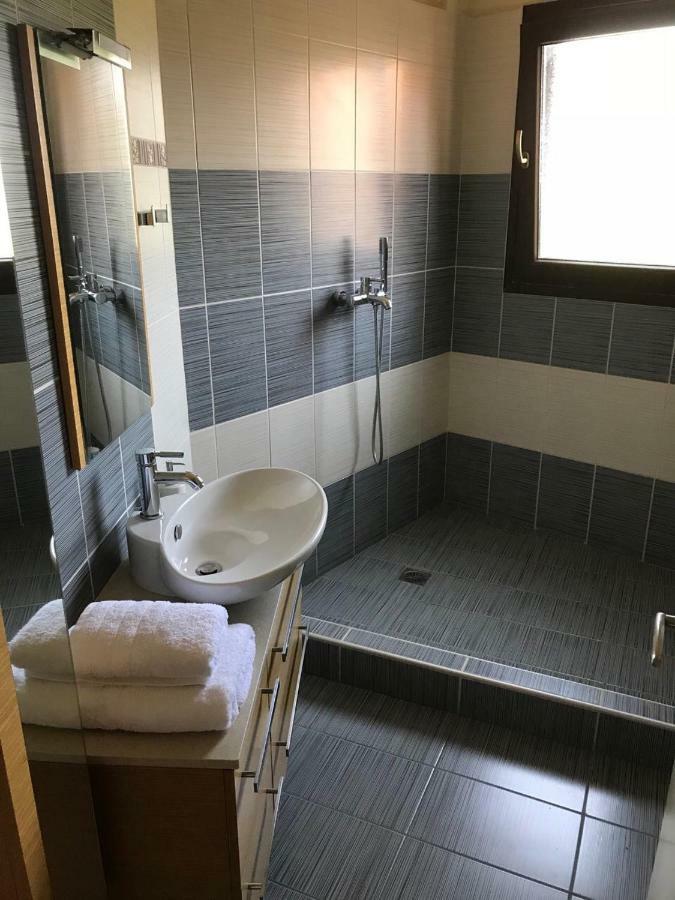 M Varkes Villa 尼亚·蒙达尼亚 外观 照片